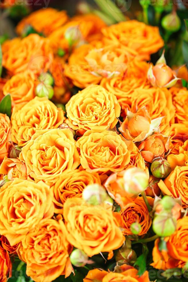 Orange Blumen auf Tisch, hell und heiter Dekoration Idee foto