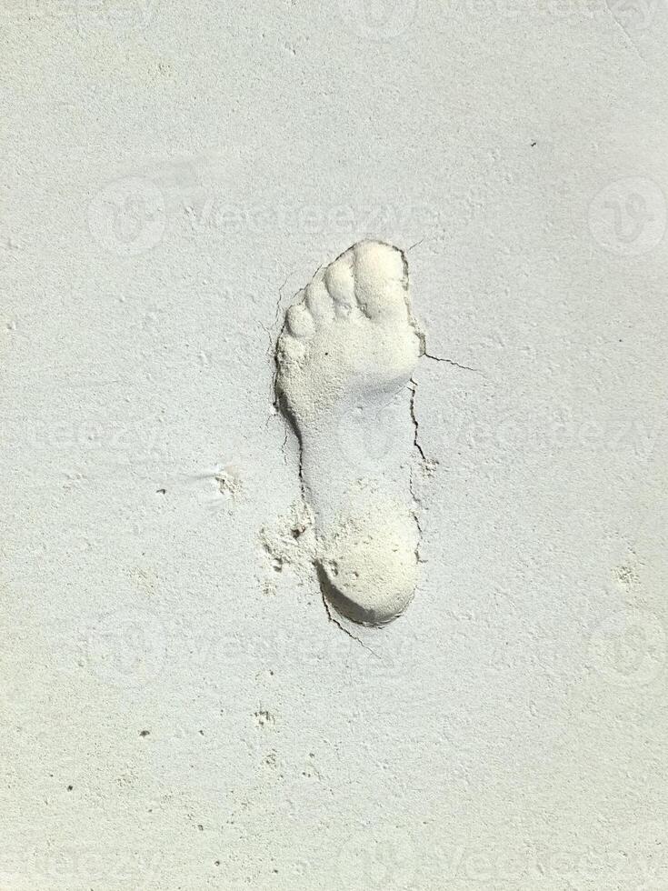 Fußabdrücke im das Strand Sand von das Malediven. foto