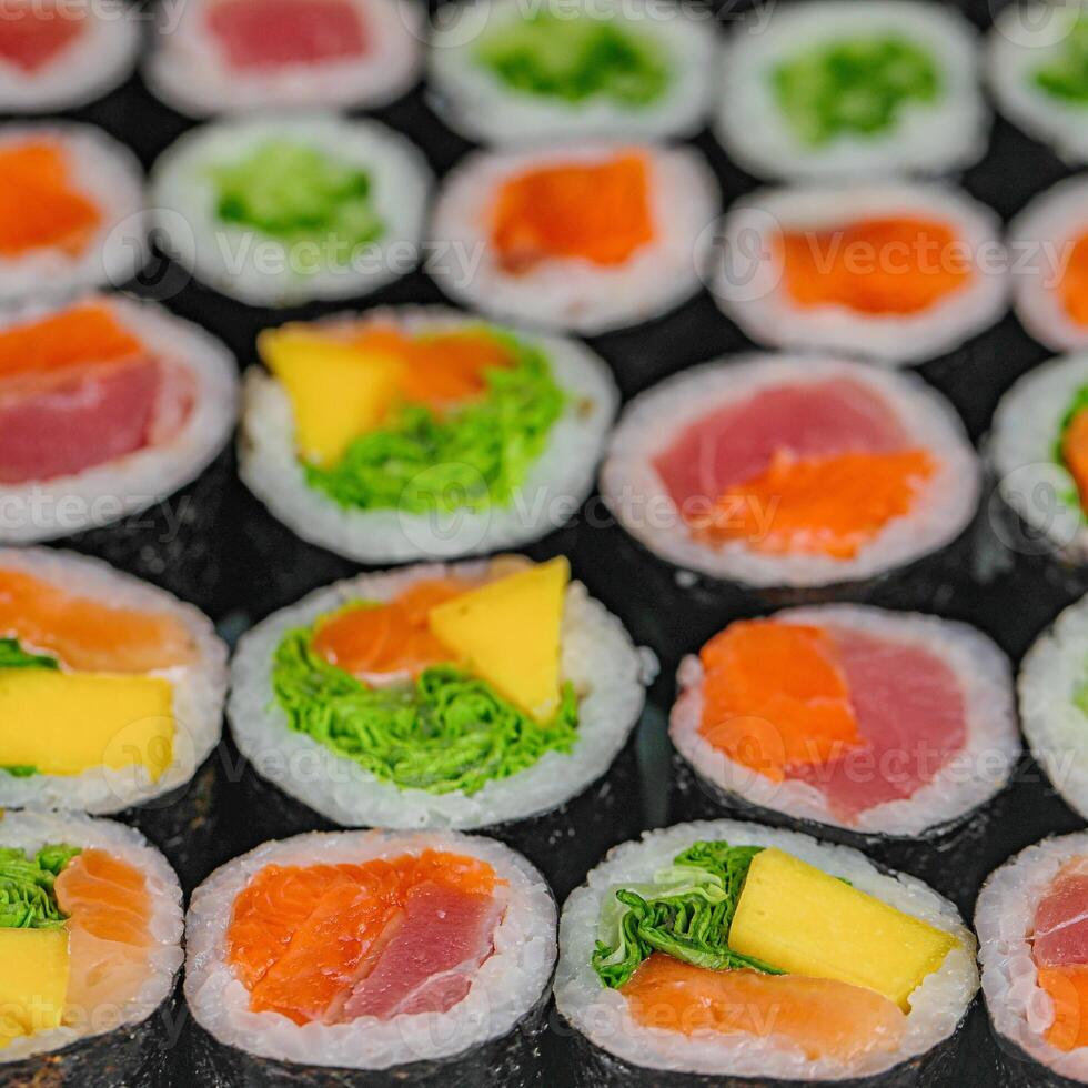 Nahansicht von sortiert Sushi Tablett foto