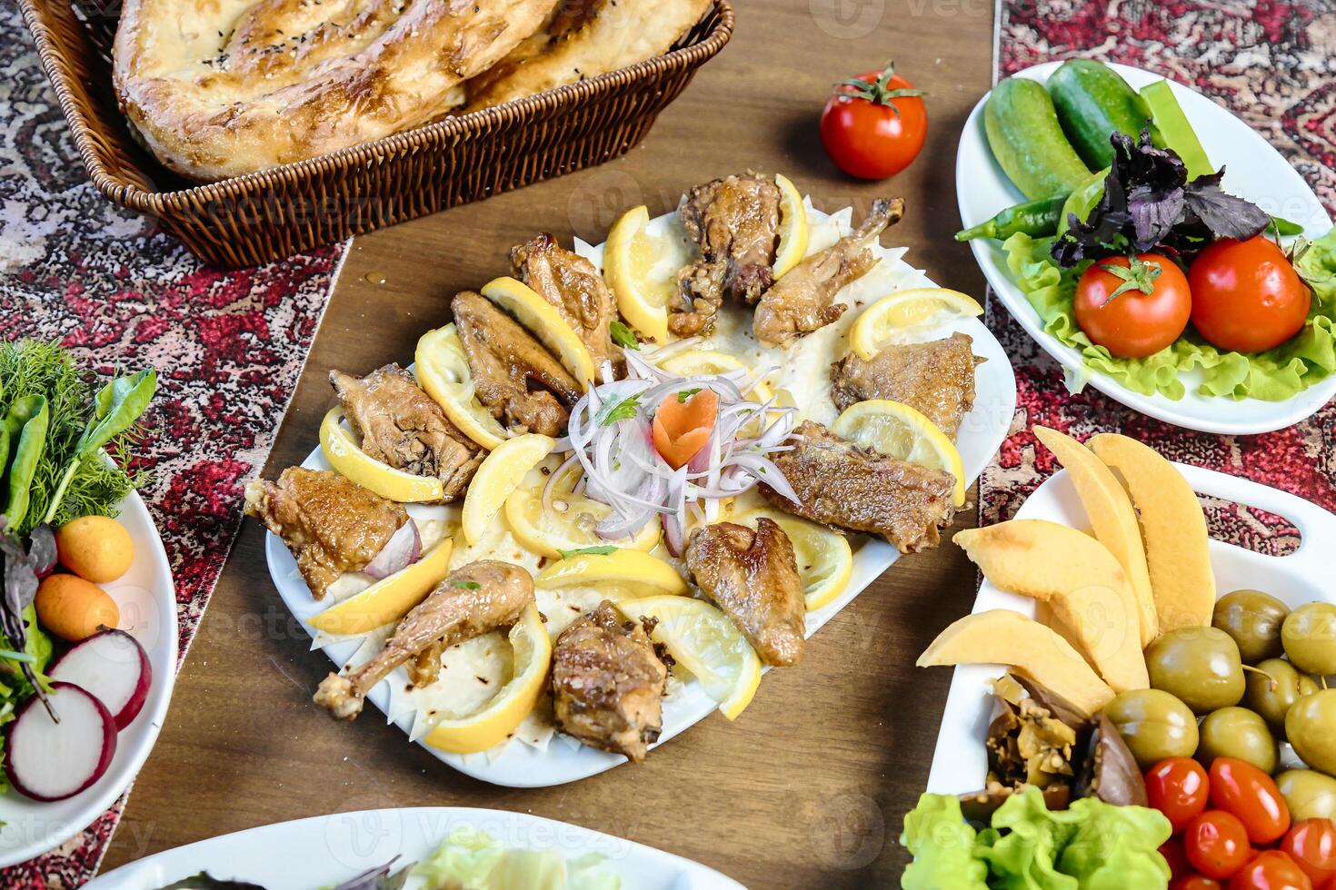 Tabelle mit Platten von Essen und Brot Korb foto