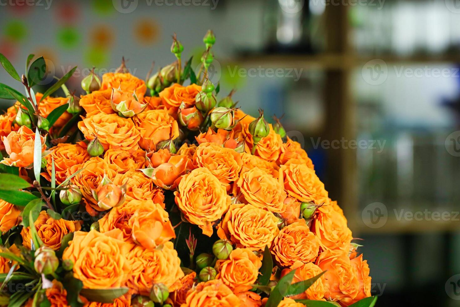 atemberaubend Strauß von Orange Rosen auf Tabelle foto