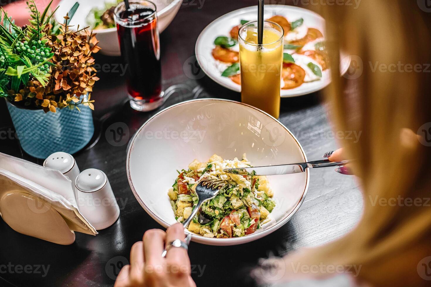 Frau genießen ein Mahlzeit beim ein Tabelle foto