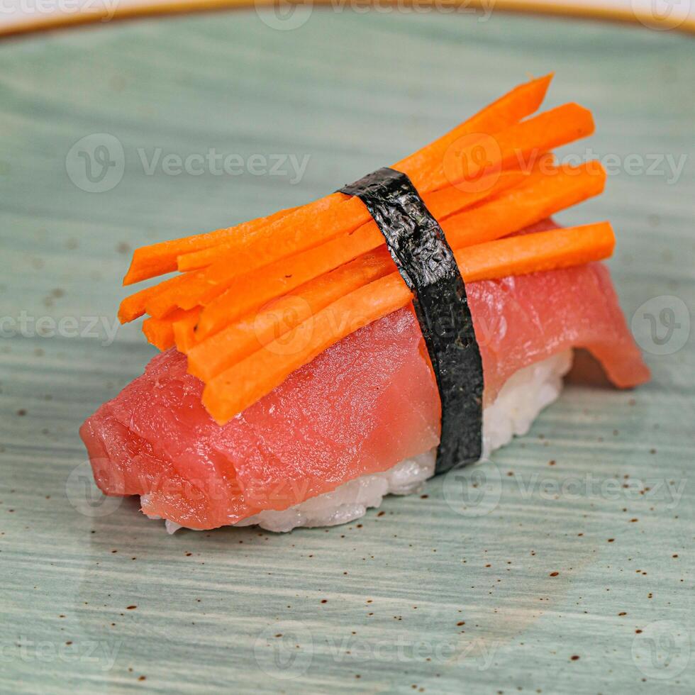 frisch Sushi rollen gekrönt mit Möhren foto