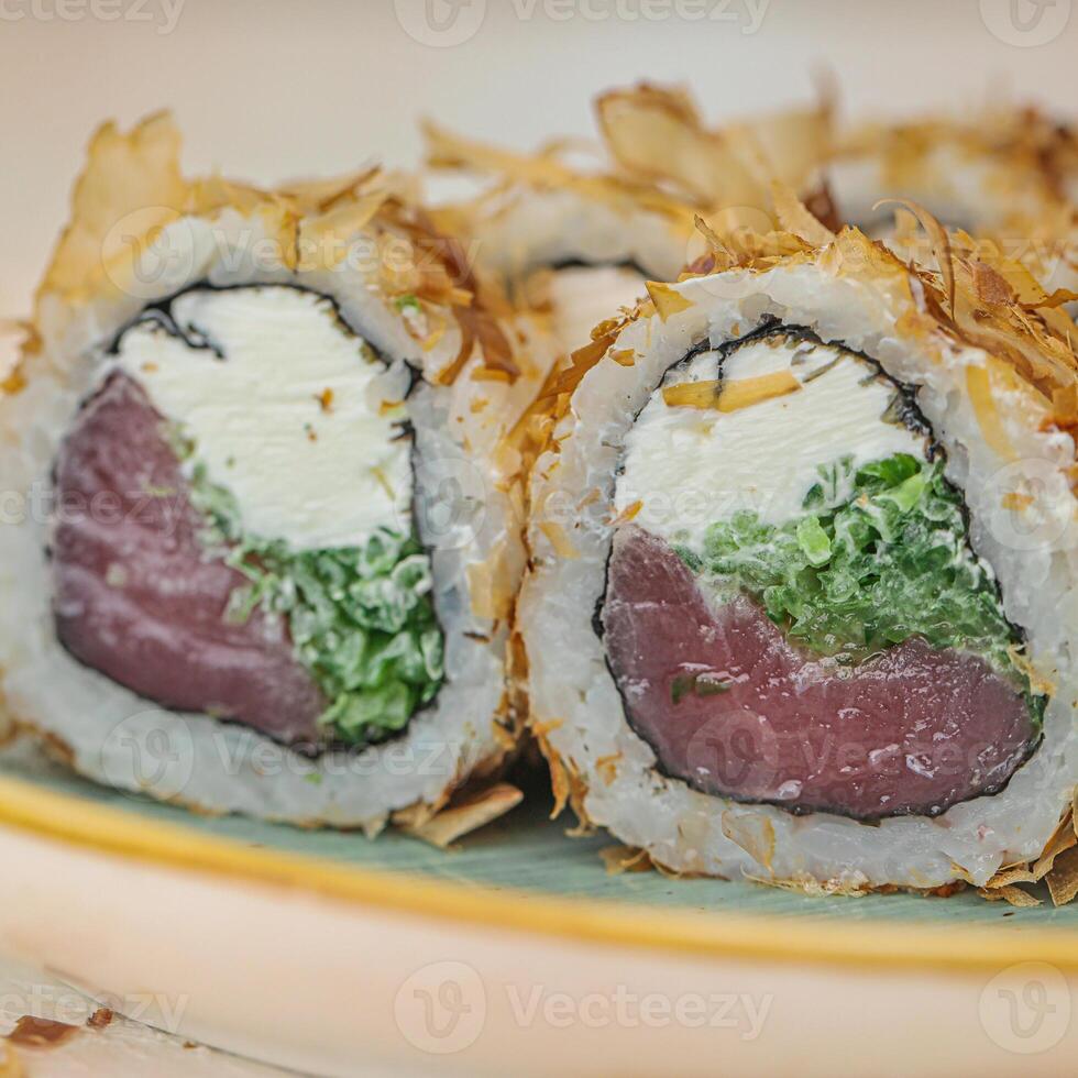 frisch zubereitet Teller von Sushi mit sortiert Rollen und Sashimi Scheiben foto