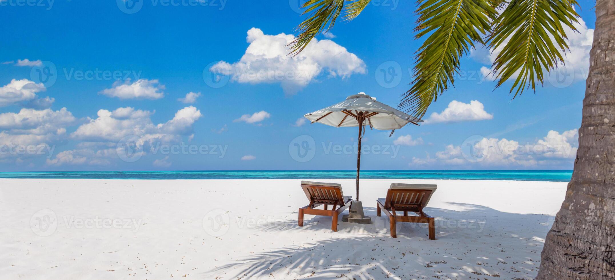 schönes tropisches Strandbanner. weißer Sand Kokospalmen Reisen Tourismus breites Panorama. sommerseehorizont, idyllische inselnaturszene. tolle Strandlandschaft. luxusinselresort urlaub oder urlaub foto