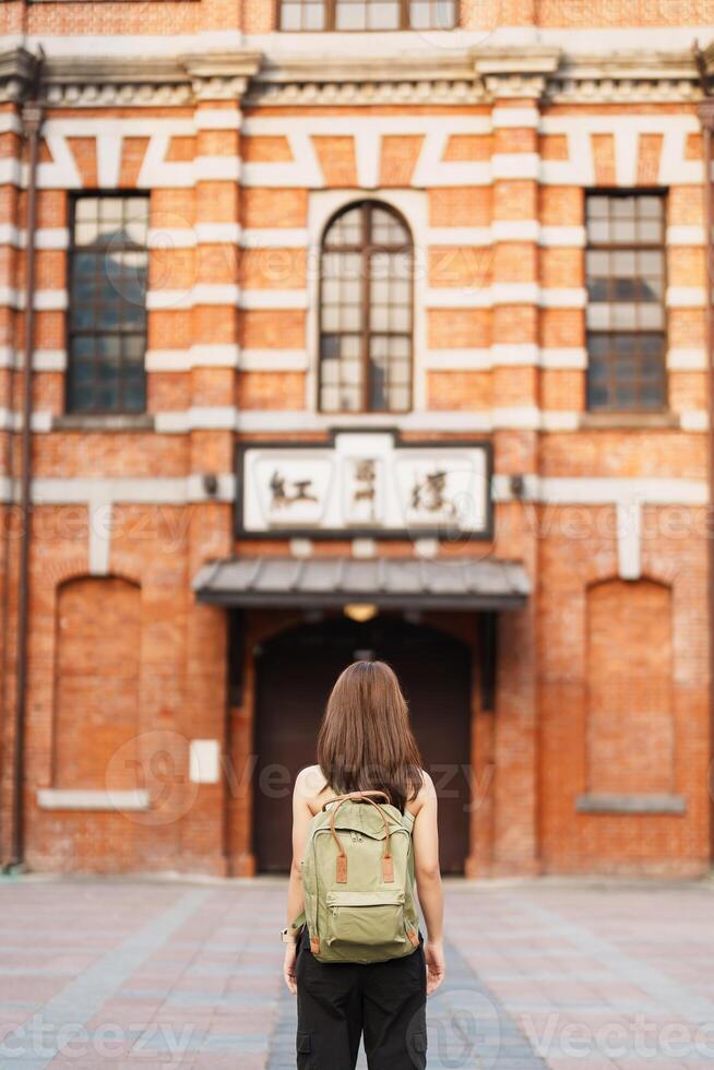 Frau Reisender Besuch im Taiwan, Tourist Besichtigung beim rot Haus oder alt Theater im Ximen, Taipeh Stadt. Wahrzeichen und Beliebt Sehenswürdigkeiten. Asien reisen, Ausflug und Ferien Konzept foto