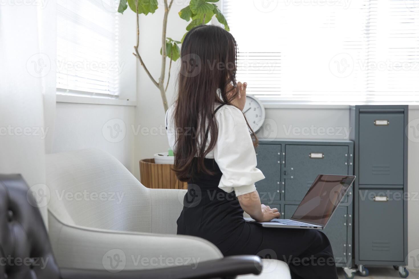 ein Arbeiten japanisch Frau durch Fernbedienung Arbeit im das Zuhause Büro Nahansicht foto