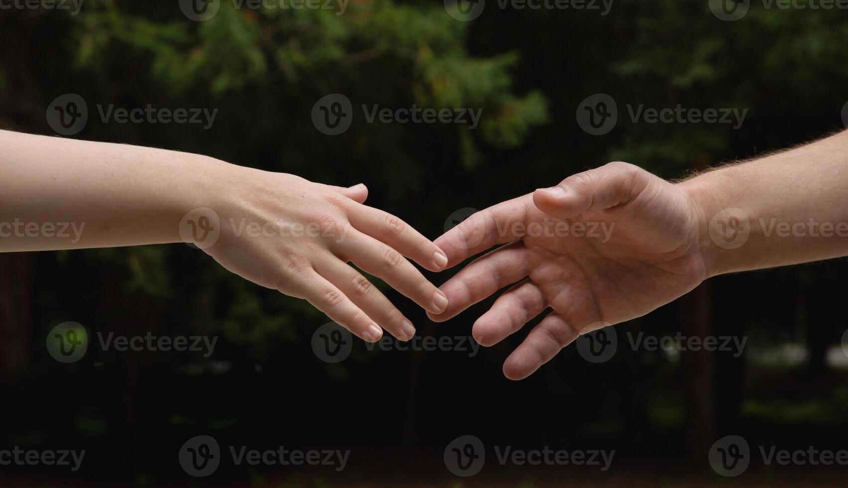 das Hand erreicht gegenüber das Hand. hoch Qualität Foto