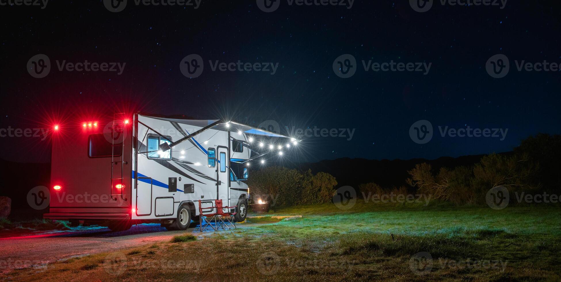 modern Klasse c Wohnmobil Camping unter sternenklar Himmel foto