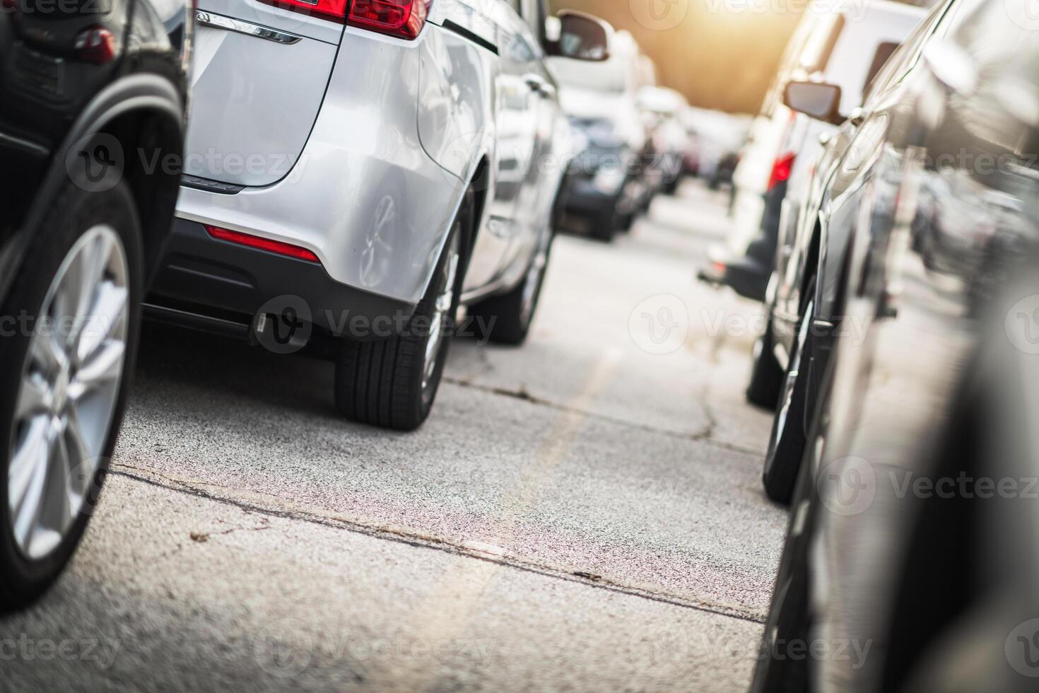 Stadt Parkplatz voll von Autos foto