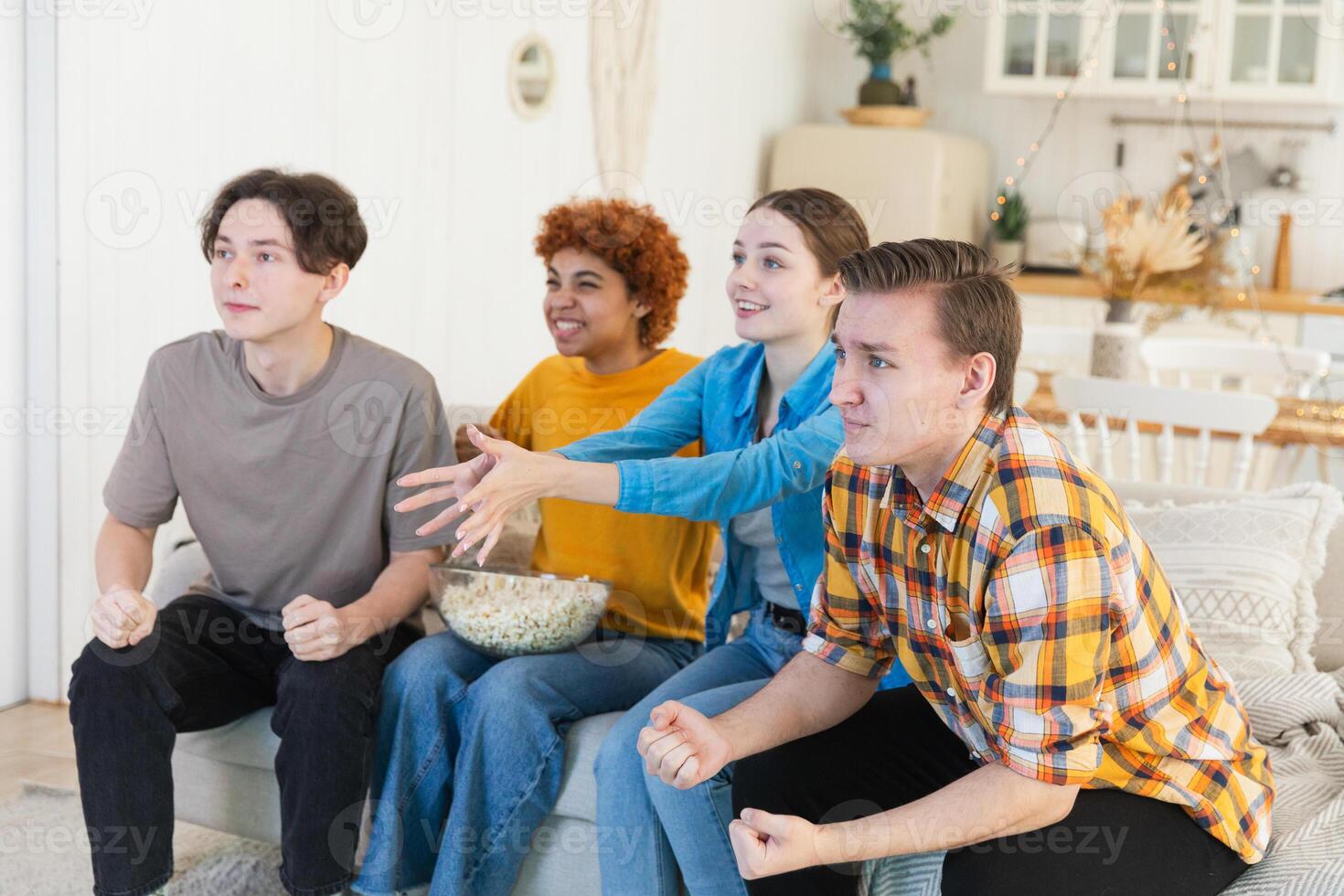 Gruppe von freunde Aufpassen Sport Spiel Fußball Fußball Spiel auf Fernseher. glücklich Fußball Fans feiern Sieg beim heim. Freundschaft Sport Unterhaltung Konzept. vielfältig Freunde haben Spaß zusammen beim Zuhause foto