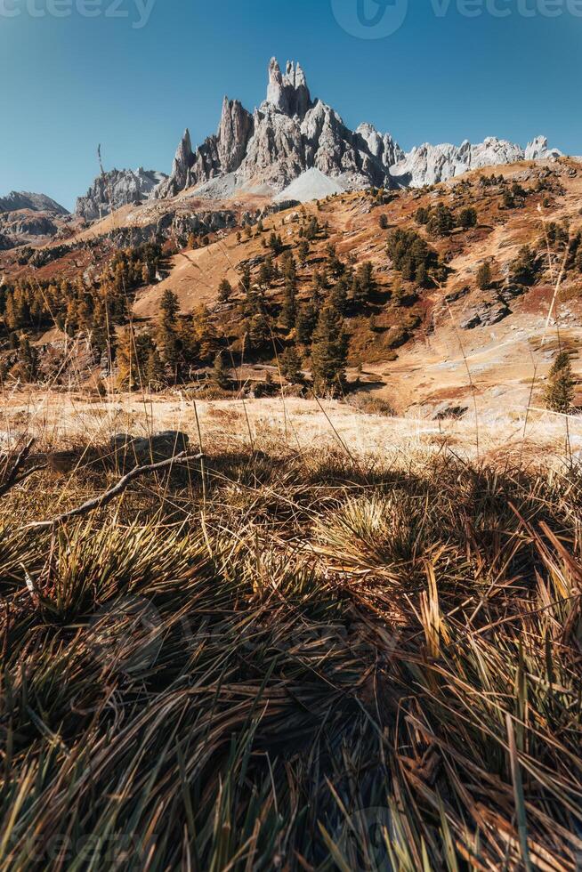 Französisch Alpen Landschaft von Massiv des Cerces mit Main de kriechend Gipfel auf Wildnis im Herbst beim Claree Senke foto