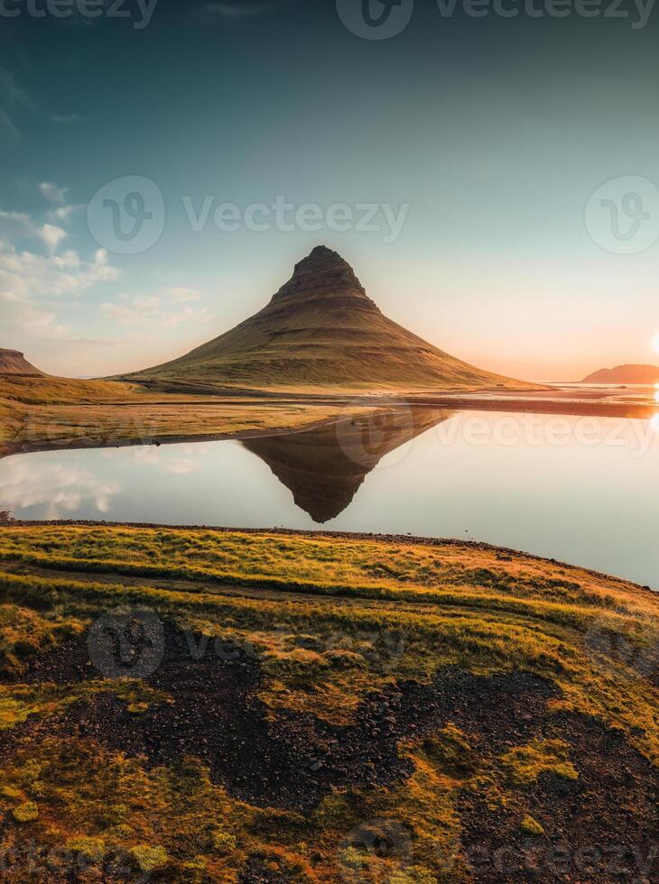 kirkjufell vulkanisch Berg reflektieren auf See im das Morgen beim Island foto