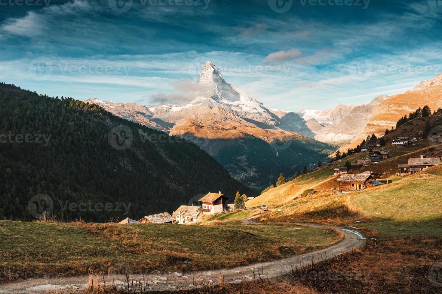 Landschaft von Matterhorn Berg und rustikal Dorf auf Hügel im Schweiz foto