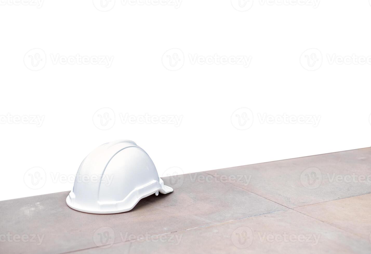 Weiß Sicherheit schwer Helm auf Beton Fußboden auf Hintergrund foto