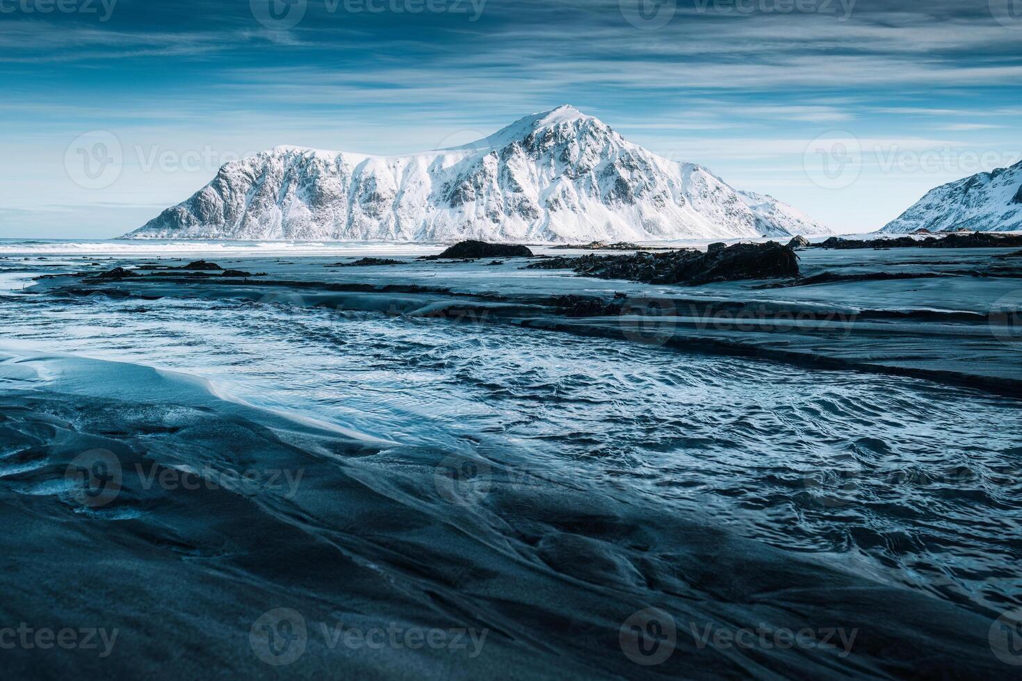 skagsanden Strand mit schneebedeckt Berg und gestreift Sand Welle im Winter beim Lofoten Inseln foto