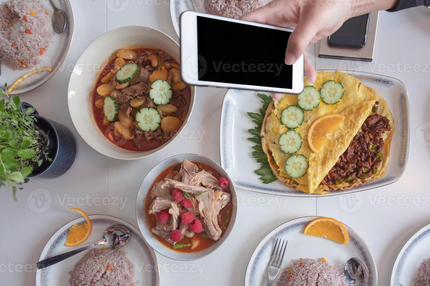 Vielfalt von Essen mit Smartphone nehmen ein Foto auf Essen Tabelle