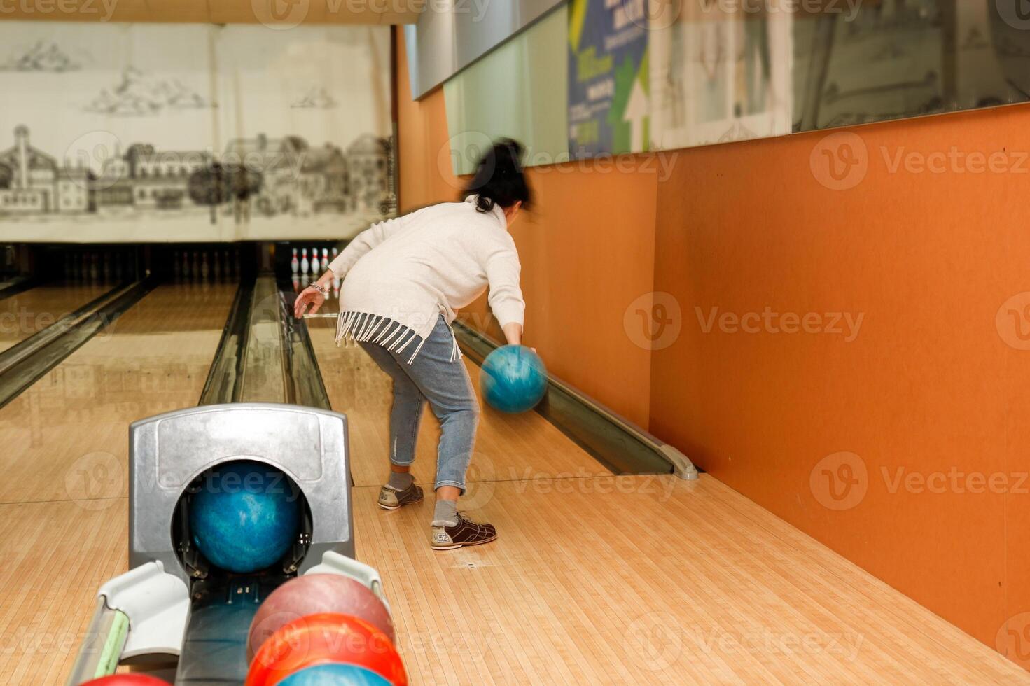 Frau spielen Bowling, Rückseite Aussicht foto