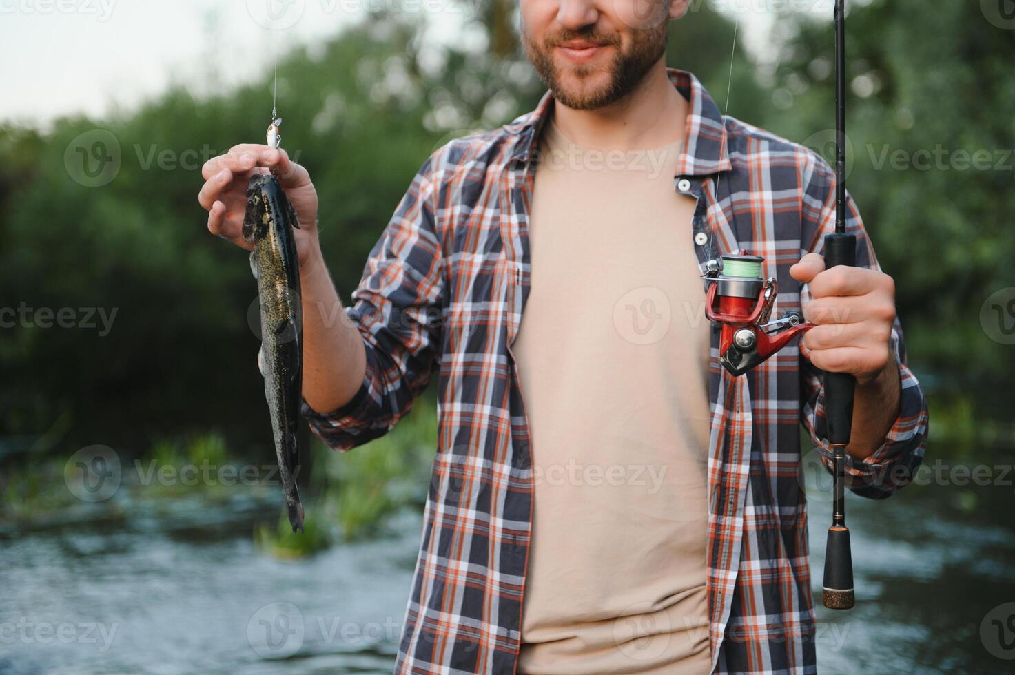 männlich Hobby. bereit zum Angeln. entspannen im natürlich Umfeld. Forelle Köder. bärtig elegant Mann. Mann entspannend Natur Hintergrund. Strategie. Hobby Sport Aktivität. Aktivität und Hobby. fangen und Angeln foto