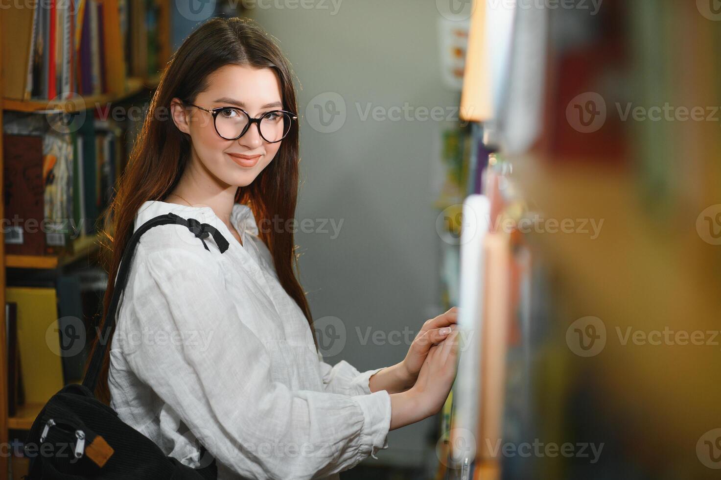Porträt eines Studentenmädchens, das an der Bibliothek studiert foto