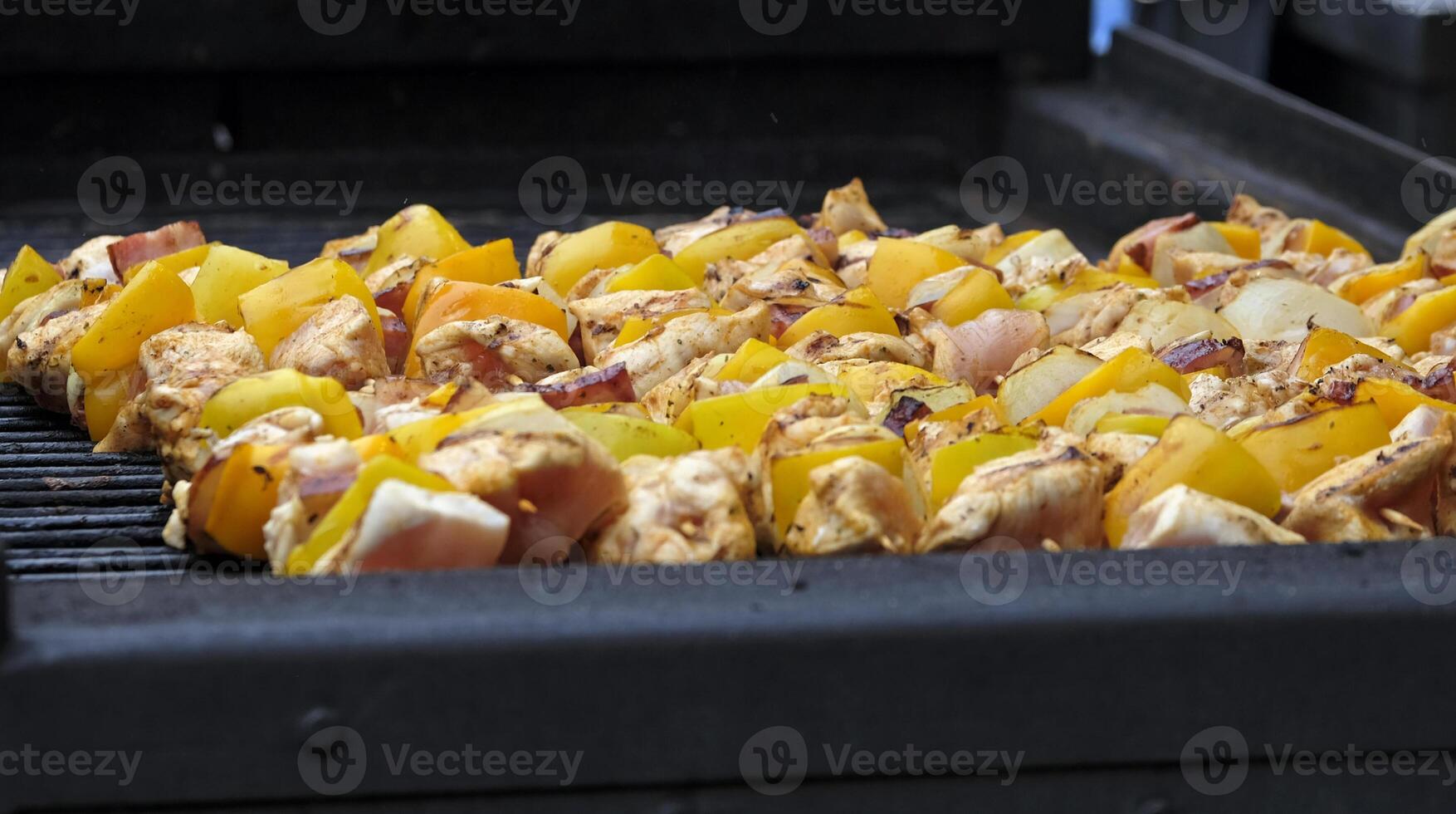 Grill Grill mit zahlreich Stücke von Fleisch und Schaschlik foto