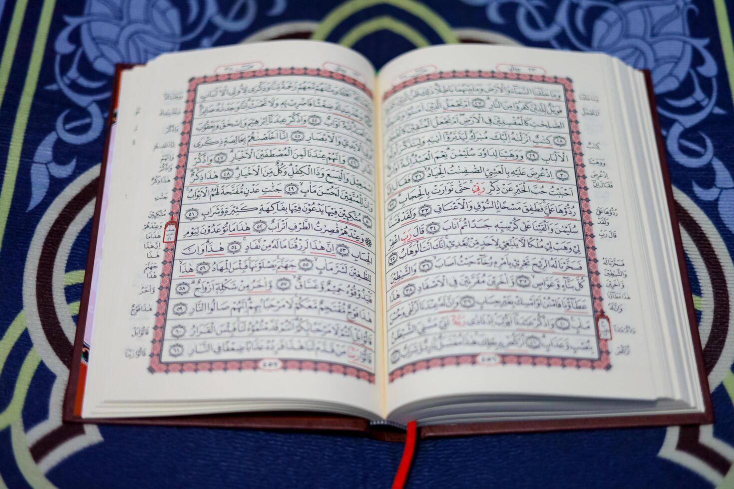 Koran, al Koran, islamisch Hintergrund zum eid al-fitr eid al-adha. öffnen Seite von al-Quran. islamisch Konzept foto