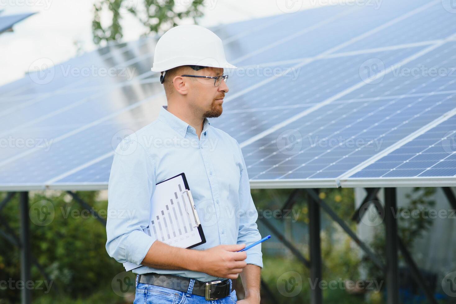 zuversichtlich Mann und Leistung Solar- Bahnhof foto