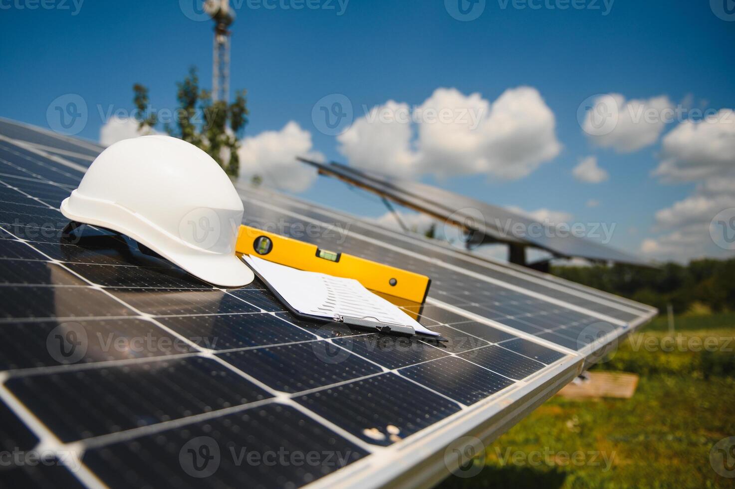 Leistung Solar- Panel auf Blau Himmel Hintergrund, Alternative sauber Grün Energie Konzept foto