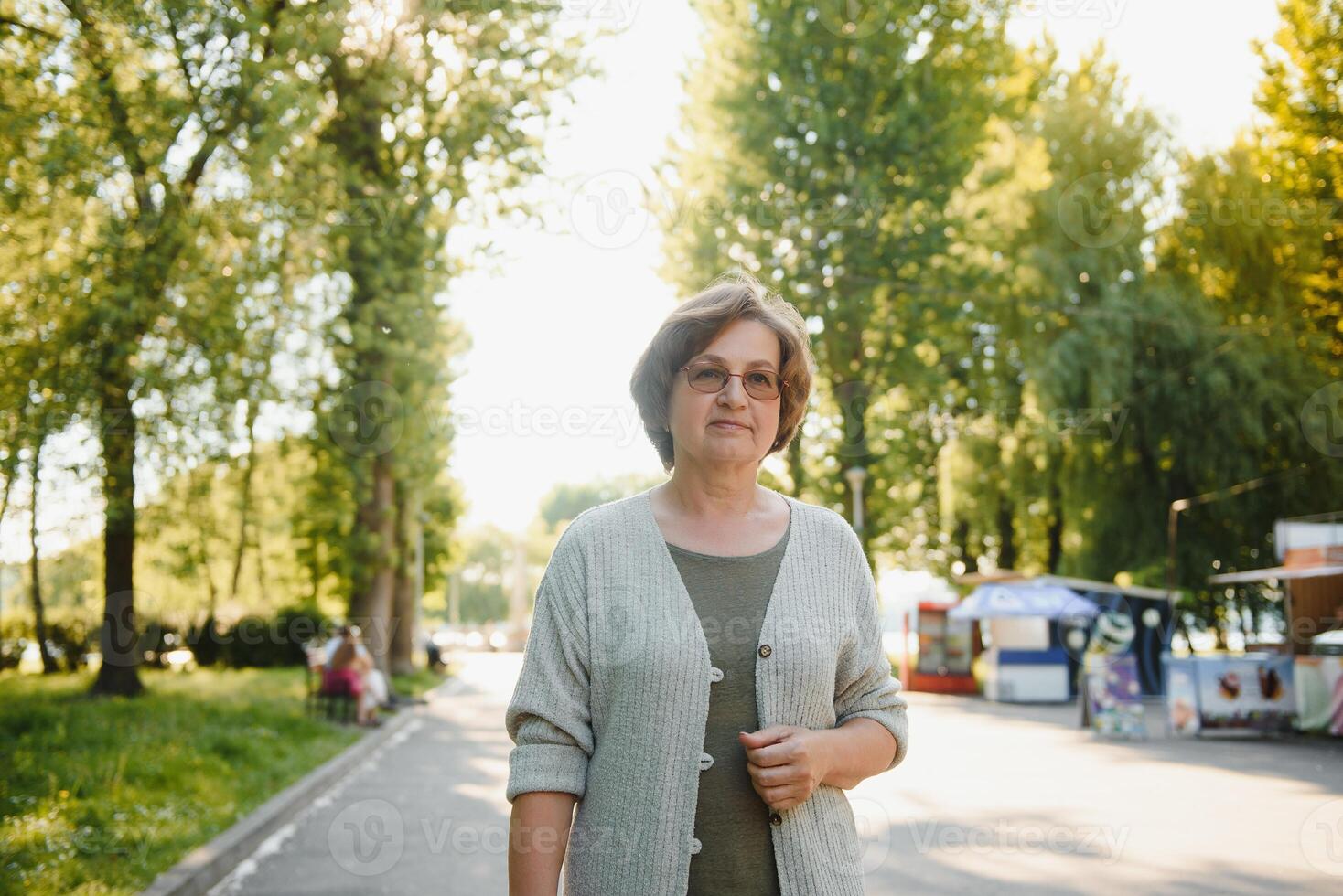 lächelnd Senior Frau haben Erholung im Park. foto