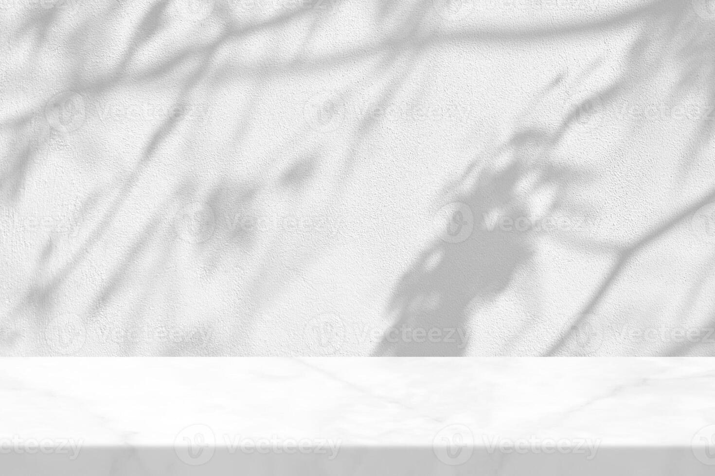 Weiß Marmor Tabelle mit Baum Schatten auf Beton Mauer Textur Hintergrund foto