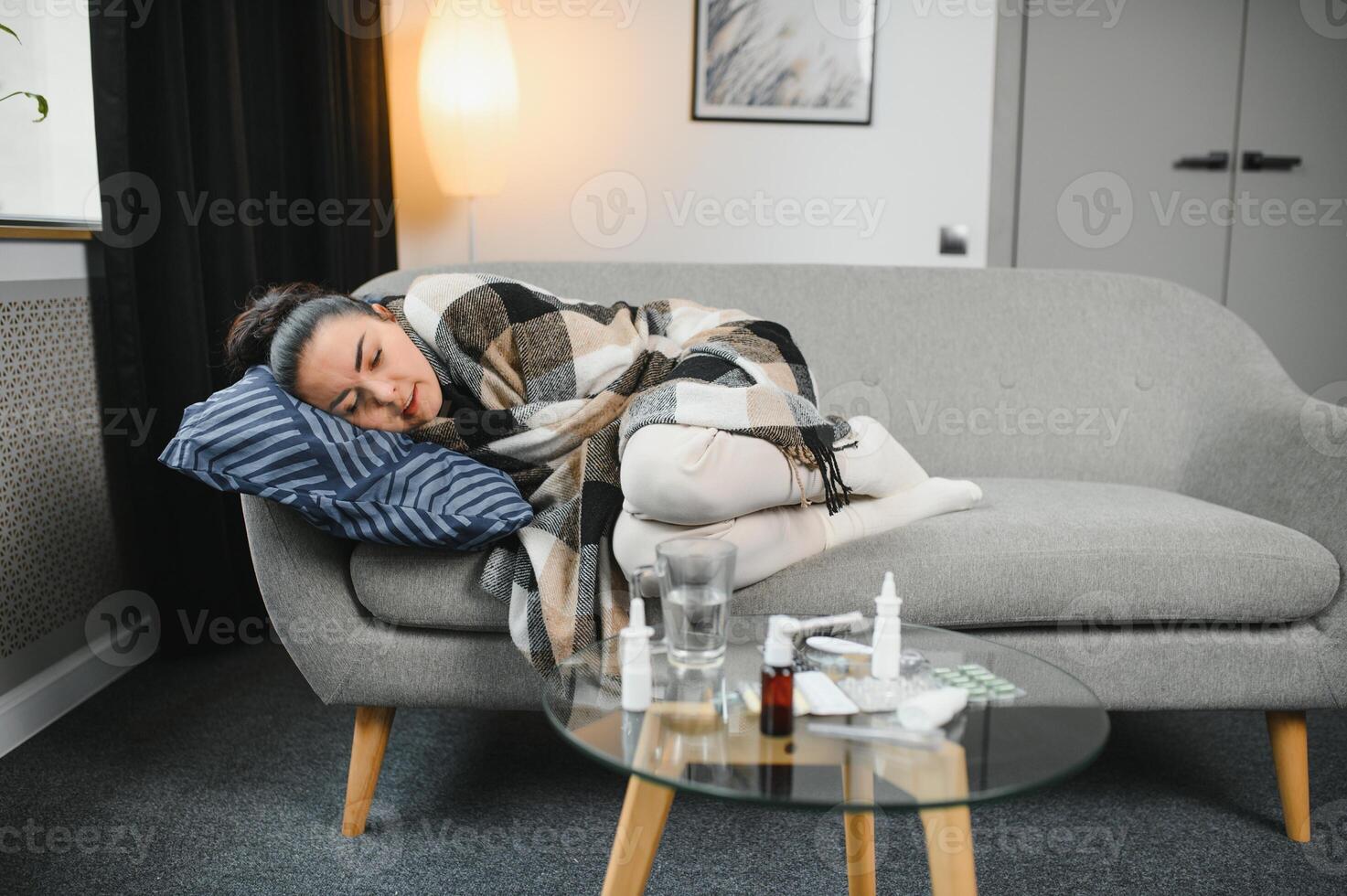 jung krank Frau im Bett beim heim. foto