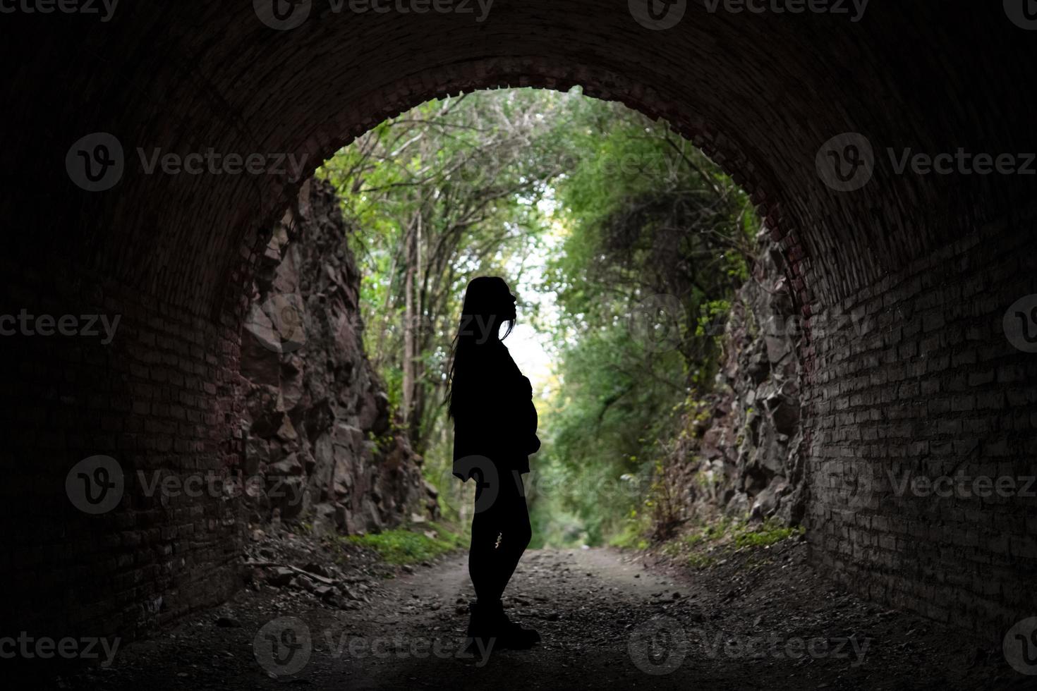 allgemeine Aufnahme einer schwangeren Frau im Freien. hinterleuchtete Figur, Naturhintergrund foto