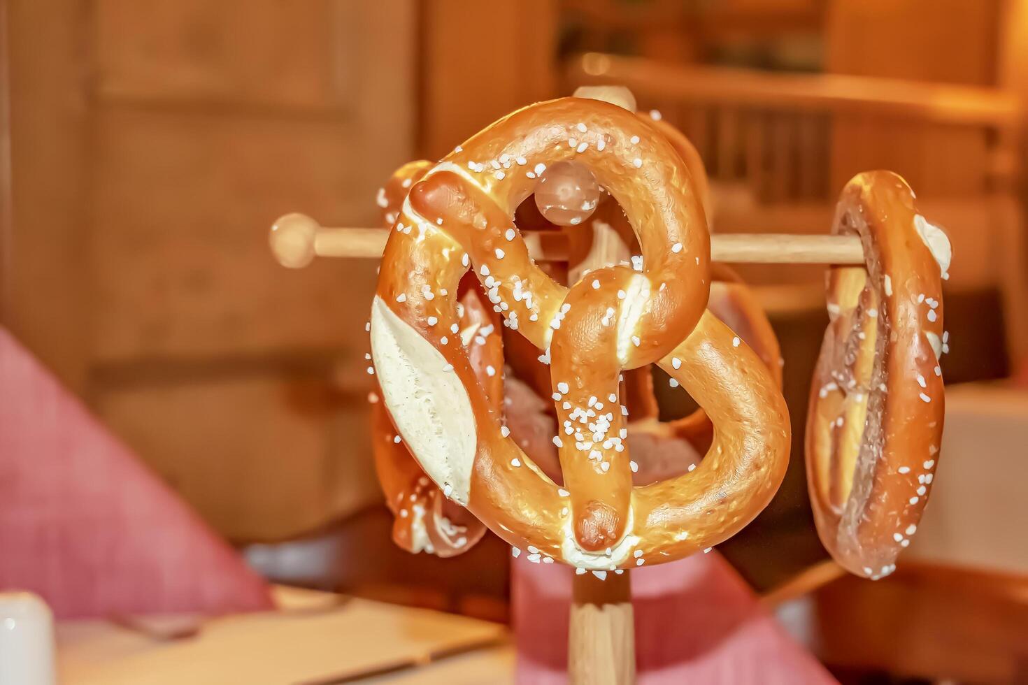 Nahansicht von gesalzen Brezeln im traditionell Deutsche und österreichisch Stil im ein Cafe. foto