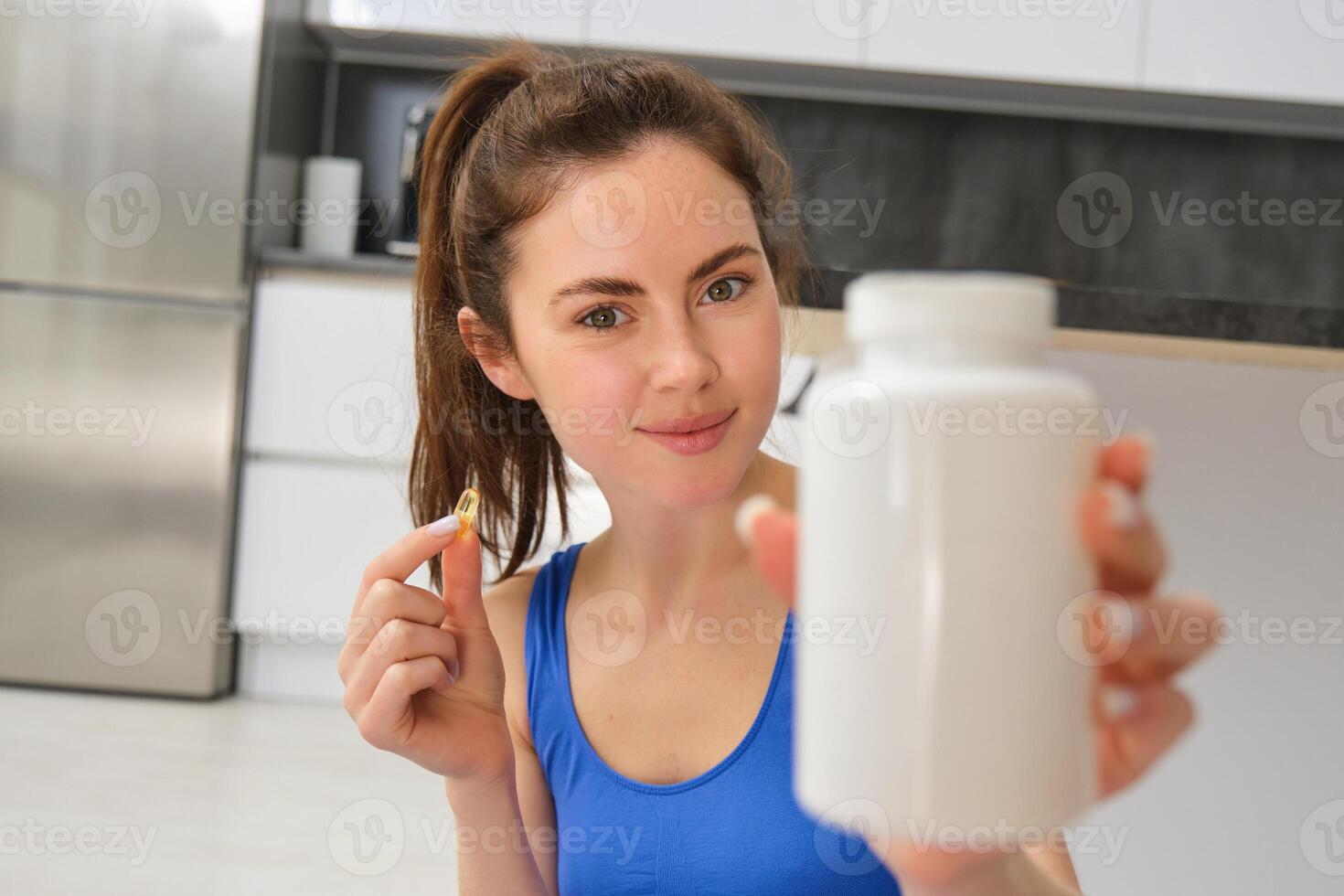 schließen oben Porträt von Fitness Frau, Mädchen trainieren von heim, zeigen Flasche von Vitamine, Diät Ergänzung Pillen, empfehlen Knospen foto