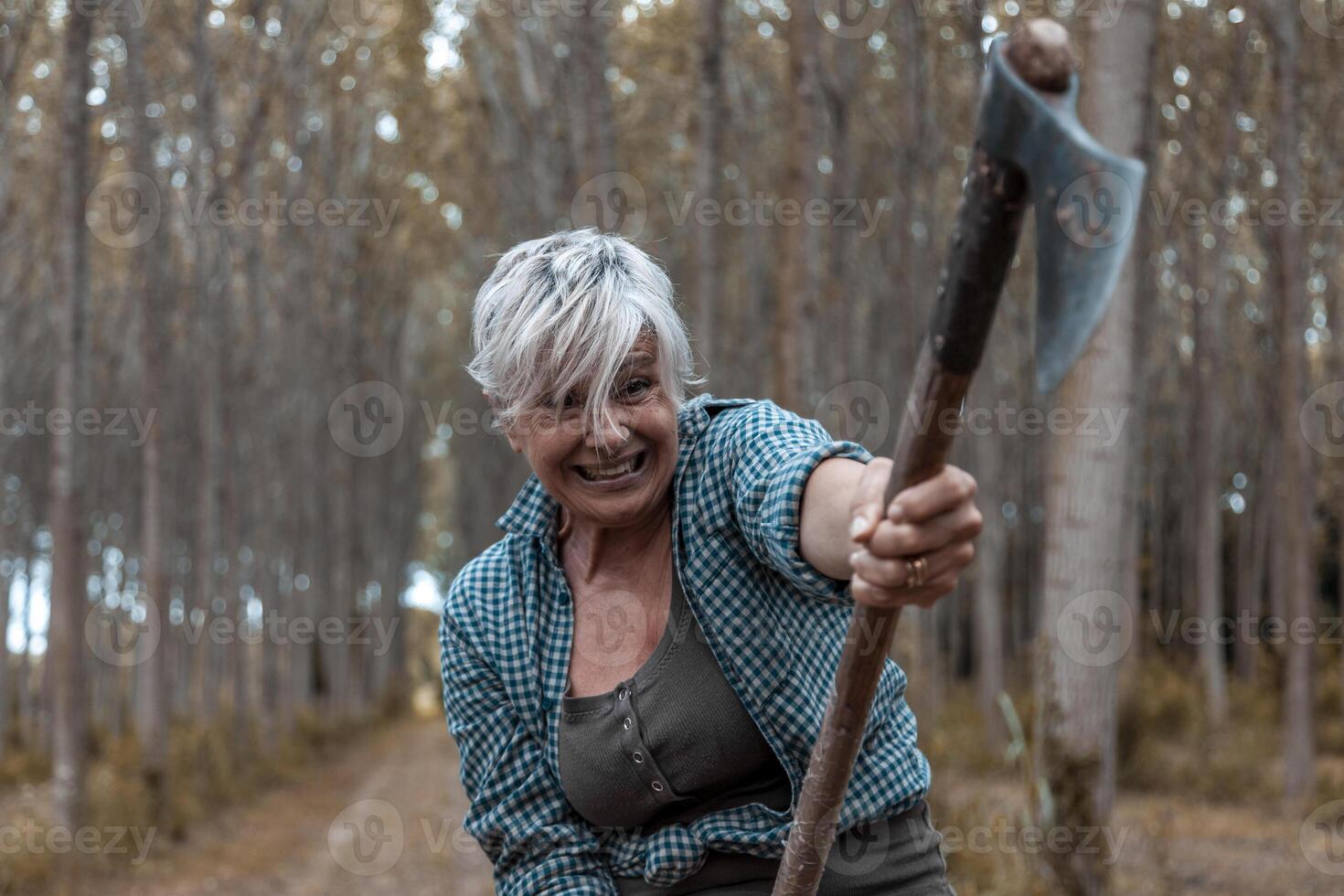 Porträt von schön reifen Holzfäller Frau mit Beil im Aktion foto