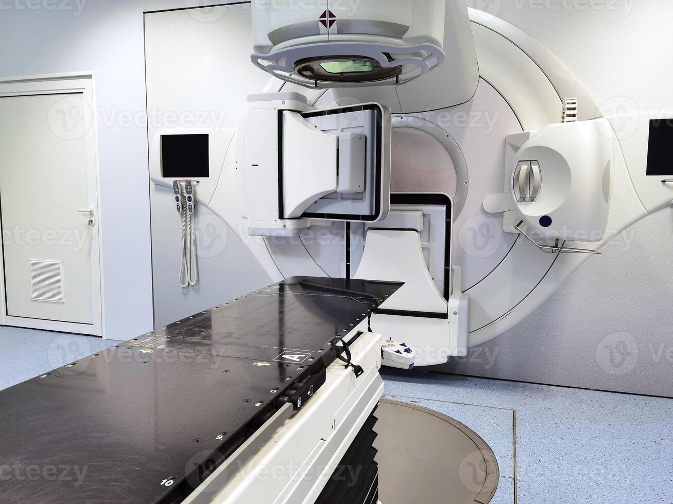 medizinischer fortschrittlicher linearbeschleuniger in der onkologischen krebstherapie in einem modernen krankenhaus. foto