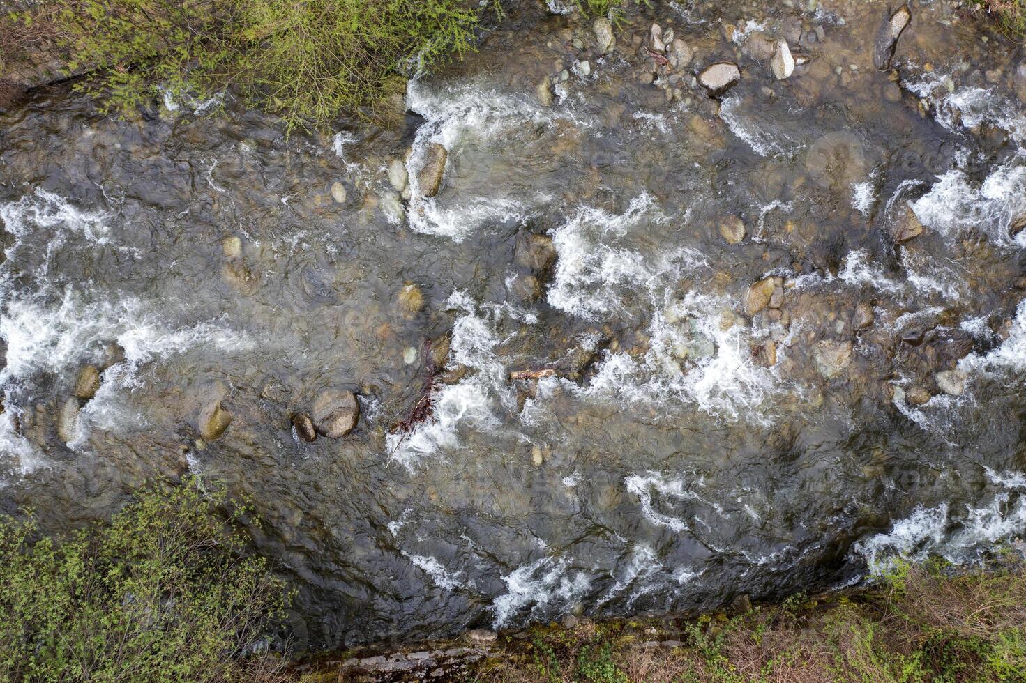 Antenne oben Aussicht von fließend Berg Fluss foto