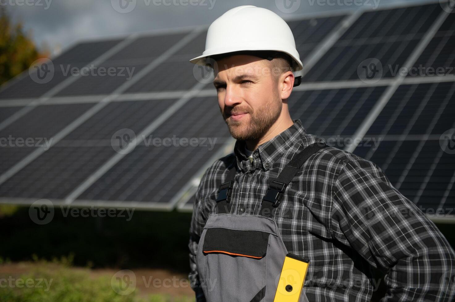 Arbeiter Installation Solar- Paneele draußen foto