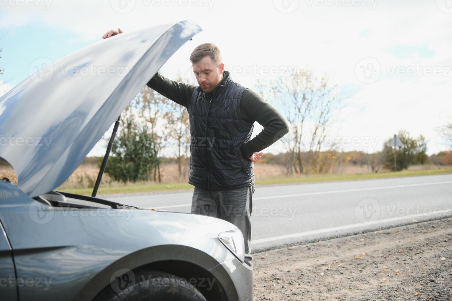 Mann Überprüfung seine Pleite Nieder Auto foto