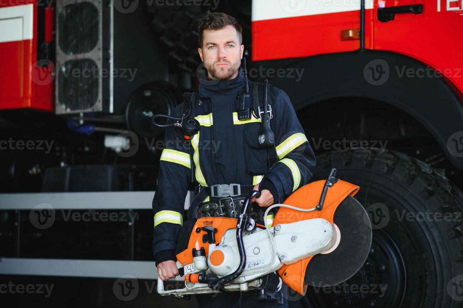 Feuerwehrmann Feuerwehrmann im Aktion Stehen in der Nähe von ein Feuerwehrauto. Notfall Sicherheit. Schutz, Rettung von Achtung. foto