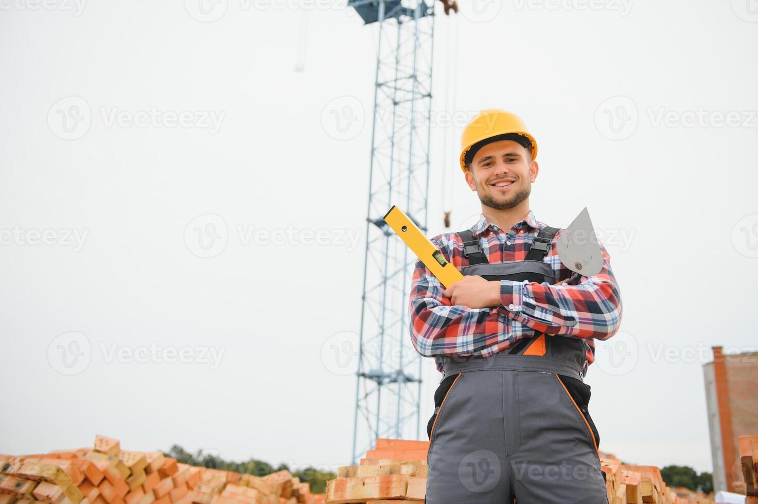 Konstruktion Mason Arbeiter Maurer Installation rot Backstein mit Kelle Kitt Messer draußen. foto