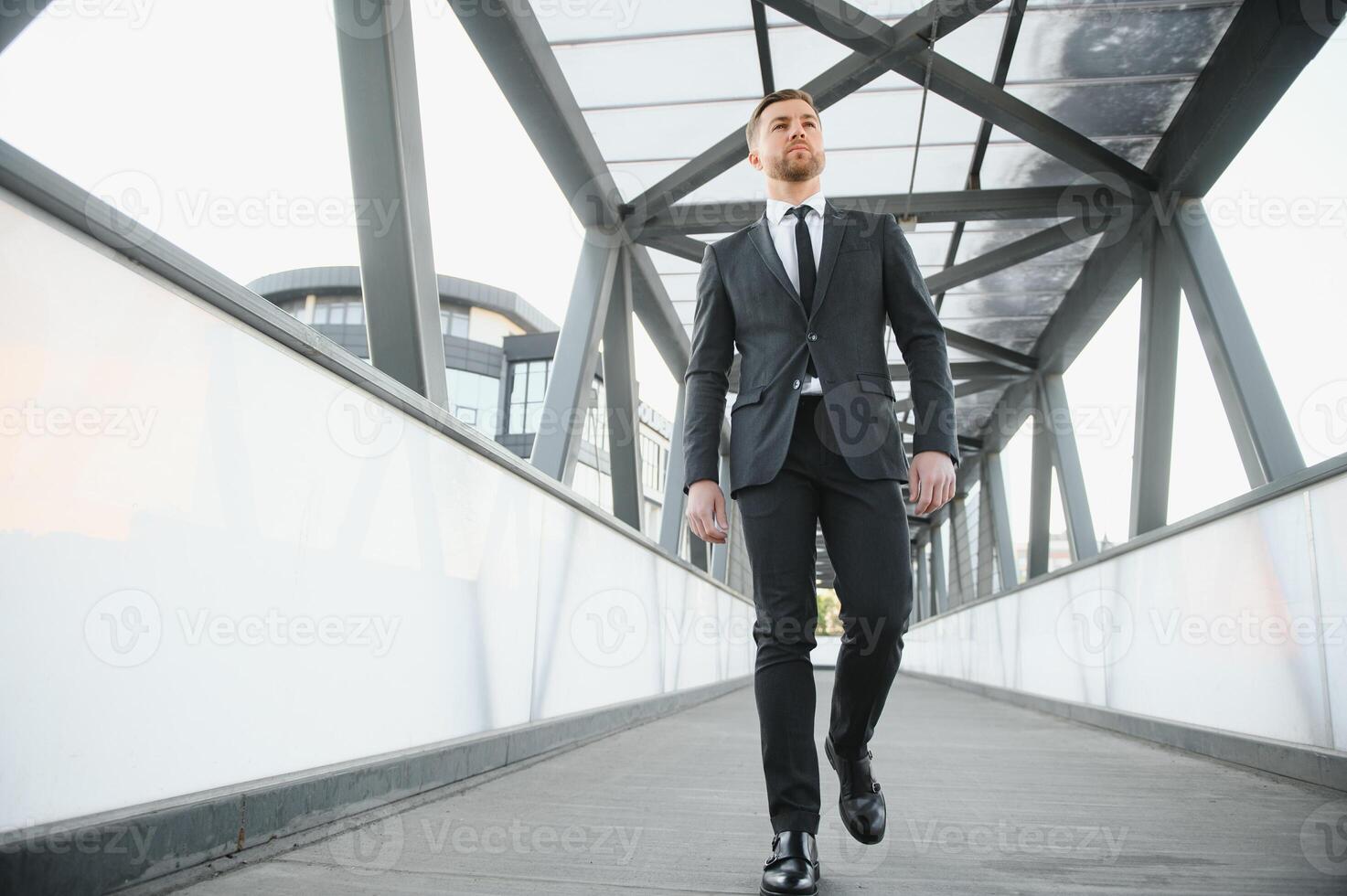 Porträt von ein gut aussehend Geschäftsmann im ein städtisch Rahmen foto