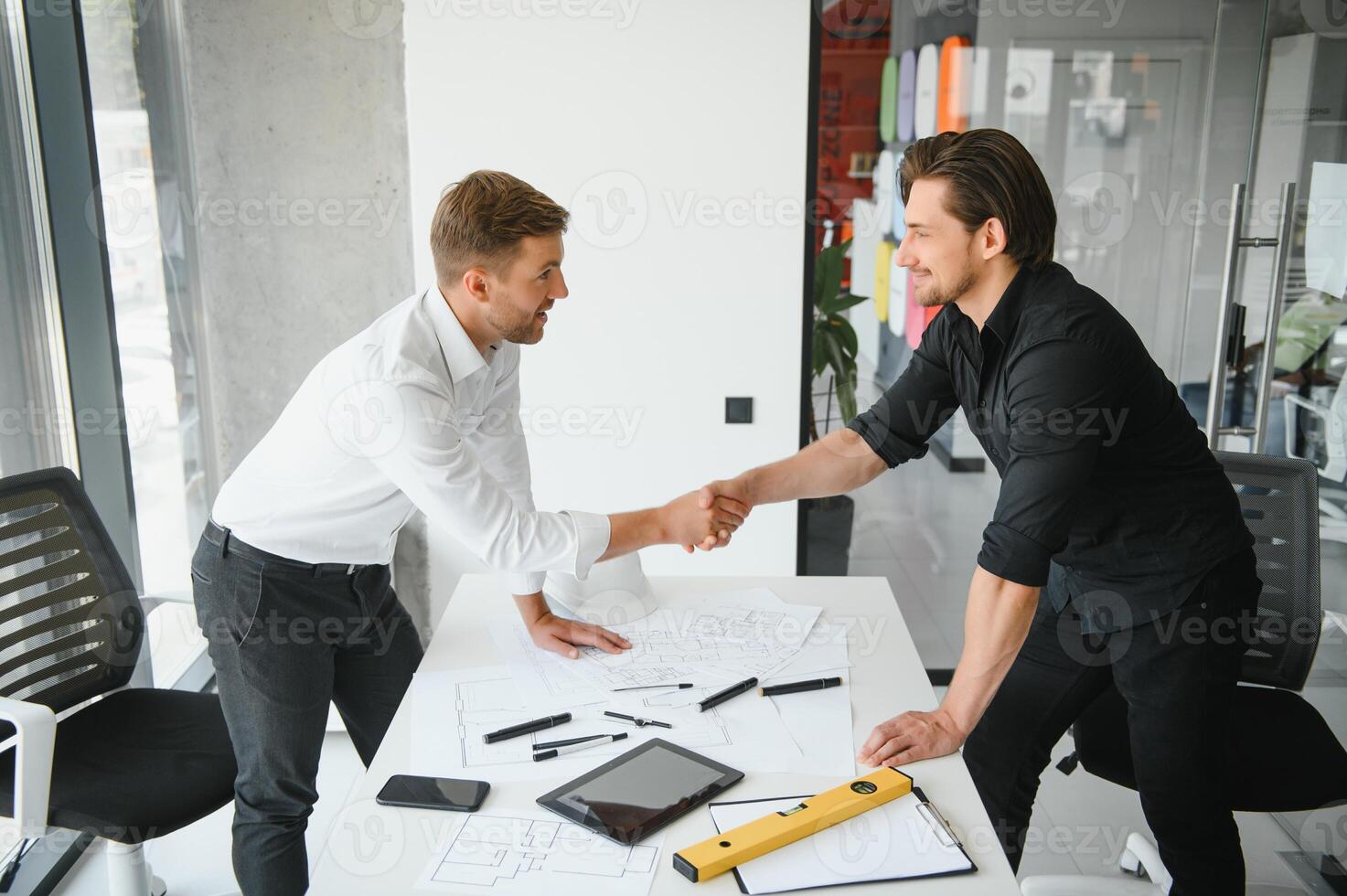 Architekt Konzept, Architekten Arbeiten mit Blaupausen im das Büro foto