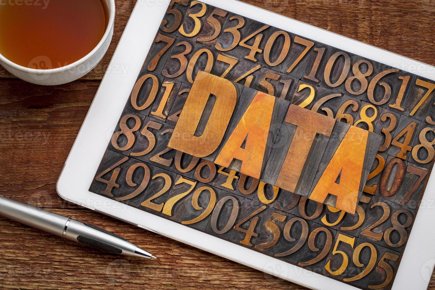Daten Wort und Zahlen im Jahrgang Buchdruck Holz Art auf ein Digital Tablette, Information Konzept foto