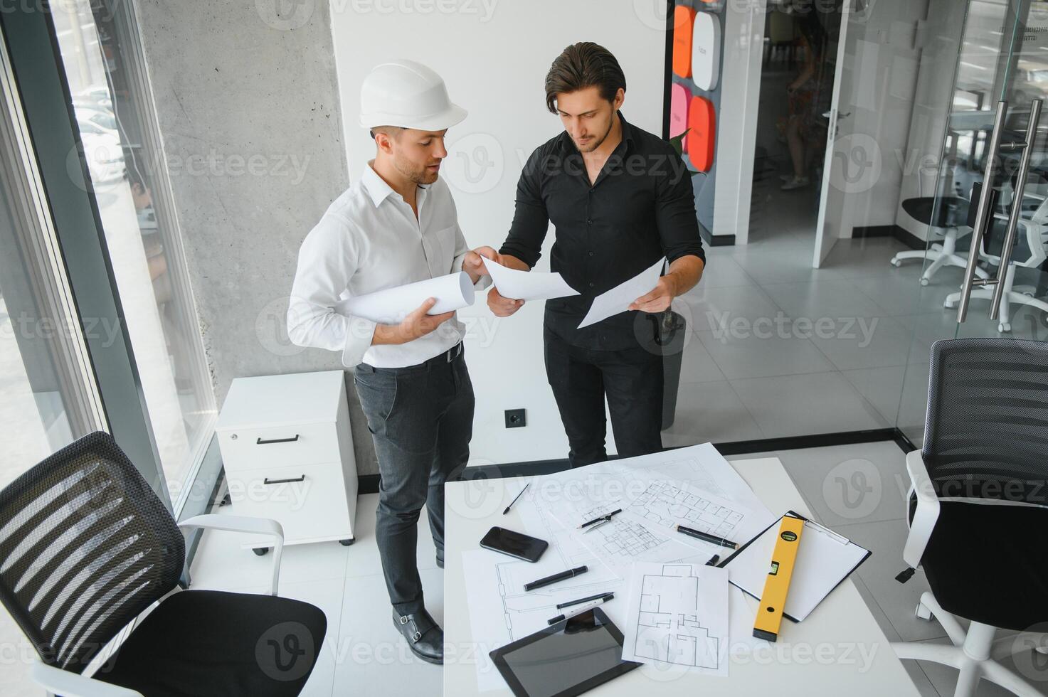 Ingenieure helfen beim Entwerfen von Entwürfen und arbeiten bei der strukturellen Analyse von Projekttypen zusammen. foto