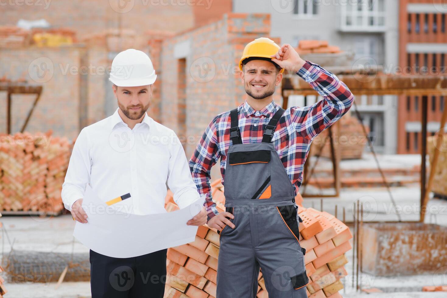 Ingenieur Architekt mit schwer Hut und Sicherheit Weste Arbeiten zusammen im Mannschaft auf Haupt Konstruktion Seite? ˅ foto