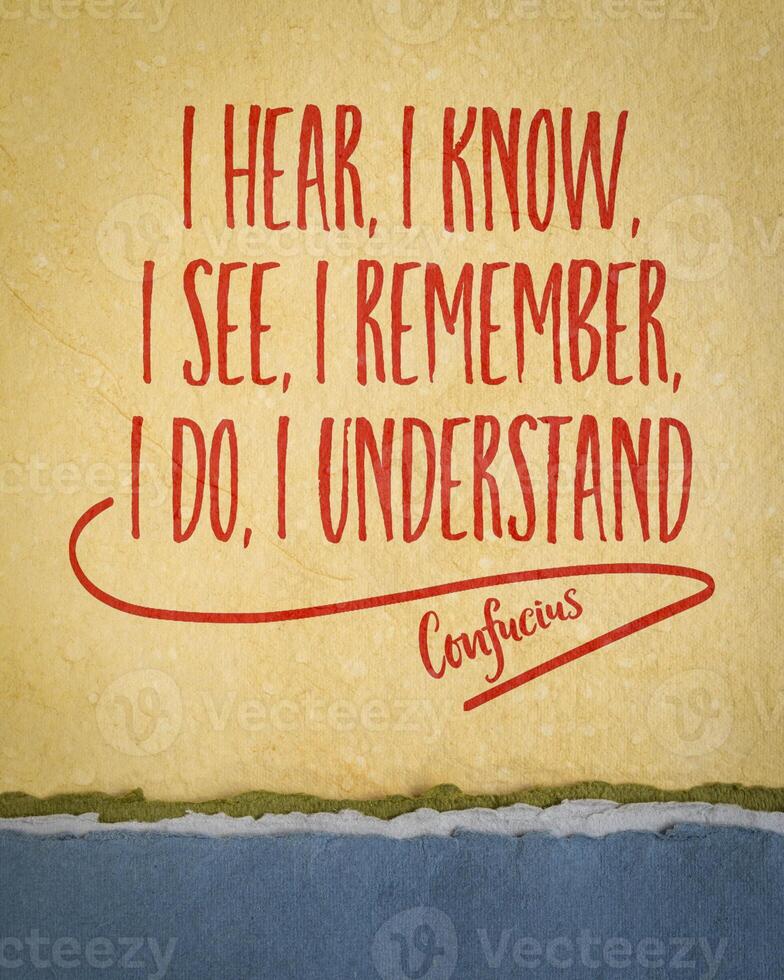 ich hören, ich wissen. ich sehen, ich erinnern, ich Tun, ich verstehen. - - Konfuzius Zitat auf ein Kunst Papier, Erfahrung Lernen und das Fortschreiten von Verstehen durch anders sensorisch Erfahrungen. foto