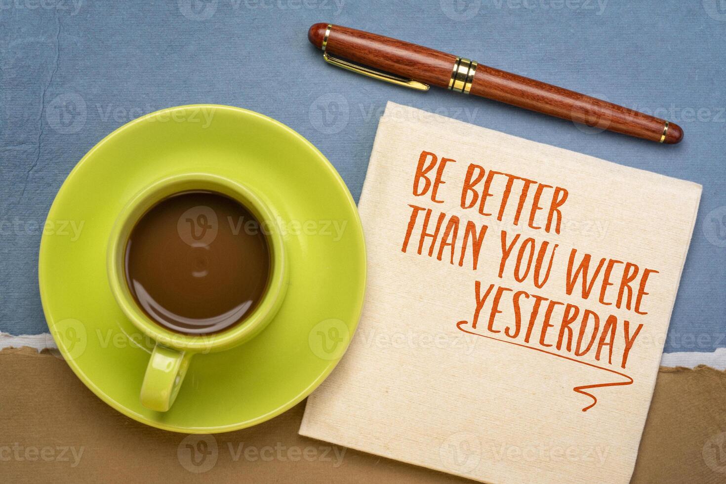 Sein besser als Sie wurden gestern - - motivierend Text auf ein Serviette mit Kaffee, persönlich Entwicklung Konzept. foto