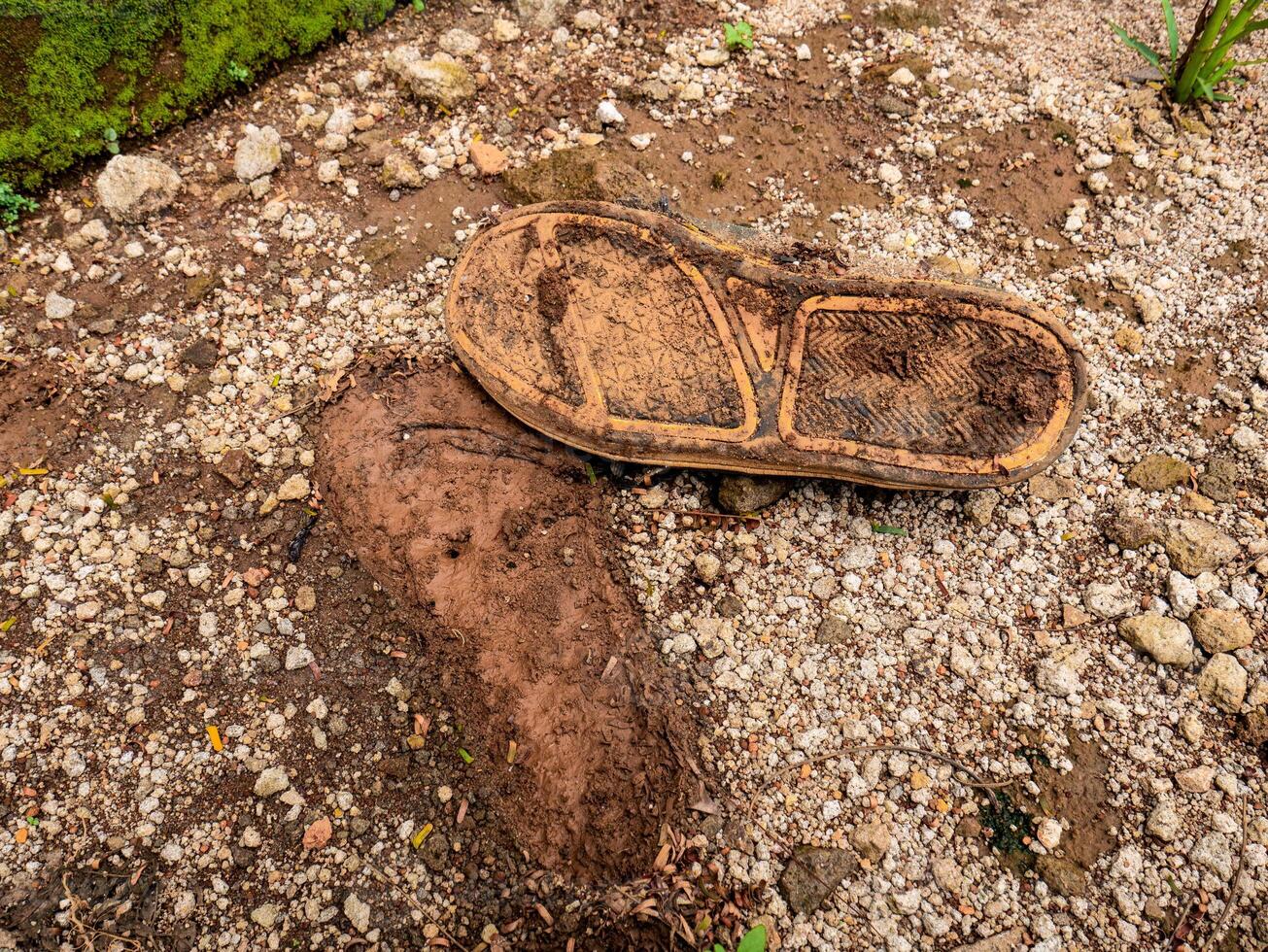 verworfen gebrochen Schuhe mit frisch Schuh druckt foto