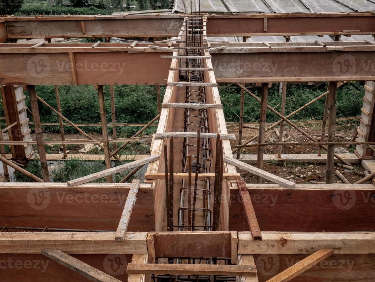 Schalung mit hoch aufragend Eisen und Holz foto